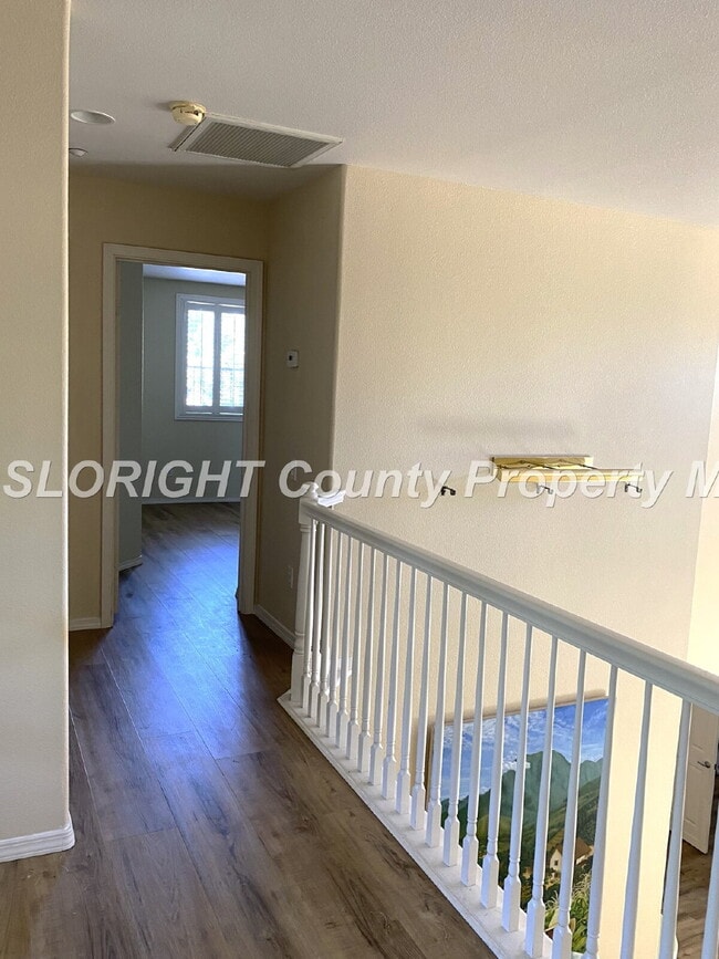 Building Photo - AVAILABLE AUGUST - Beautiful Large 2 Story Home - 5 Bedroom / 3 Bathroom