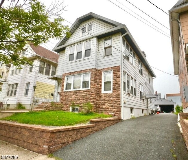 Primary Photo - 24 Hornblower Ave