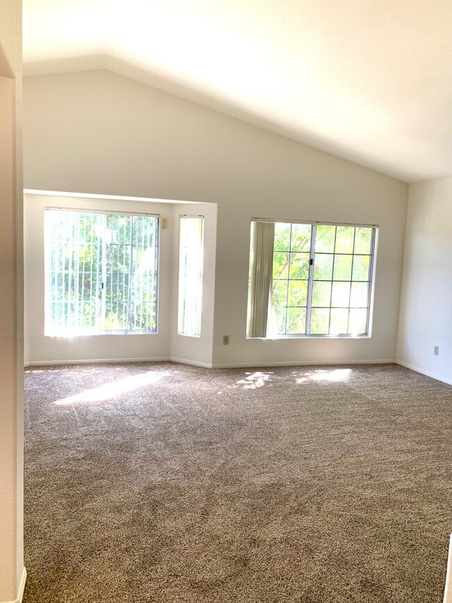 Building Photo - Spacious 4BD/2.5BA Home in Chula Vista - $4,495/mo!!