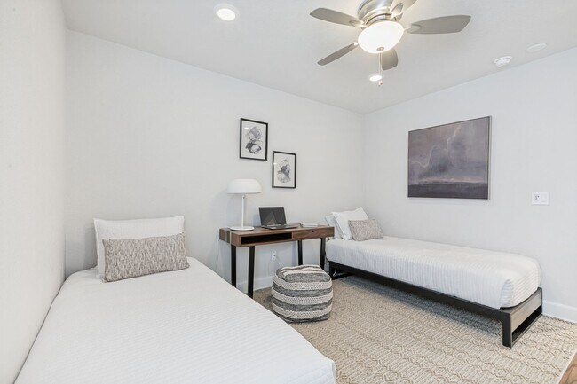 Building Photo - BEAUTIFUL FIRST FLOOR, 2-BEDROOM APARTMENT IN OLMOS PARK