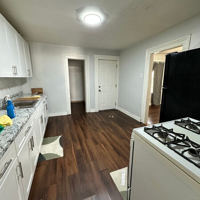 Building Photo - 27 Manhan St