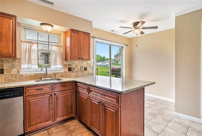 Building Photo - Beautiful Spacious Townhome