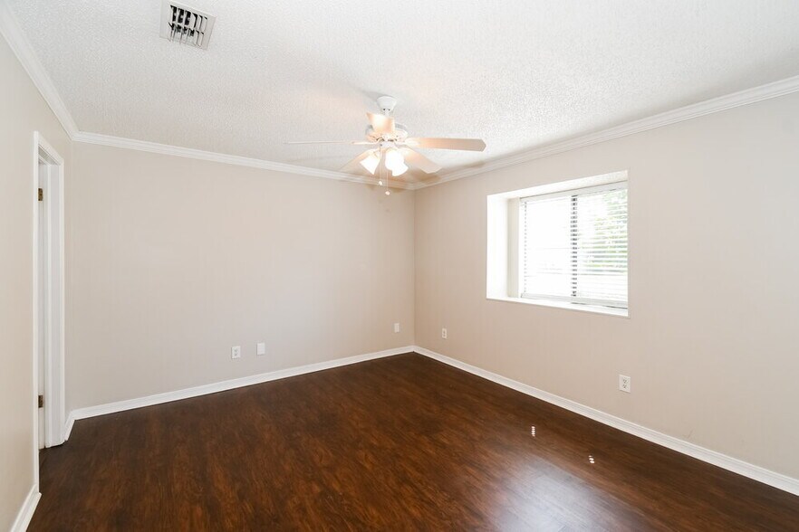 Building Photo - 8257 Knotts Landing Dr N