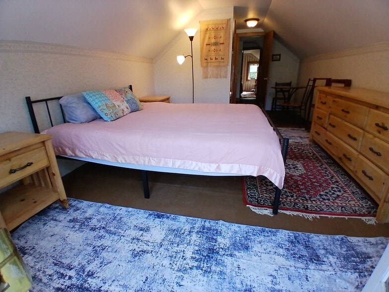 Main bedroom with walk-in closet - 115 Delta Dr
