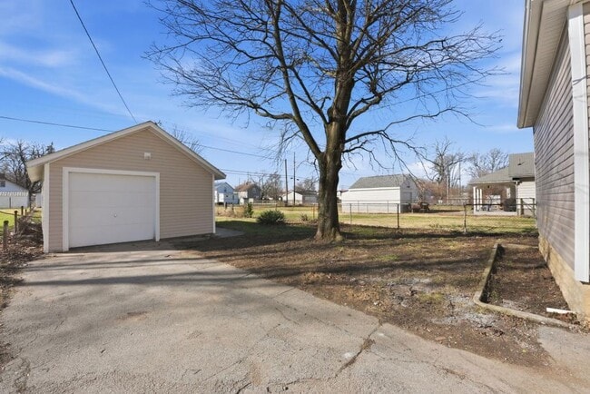 Building Photo - 2221 Eby Ave