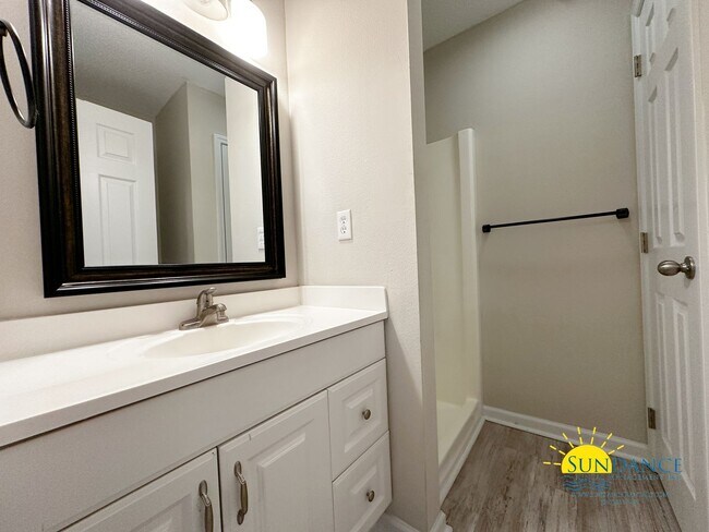 Building Photo - Pet Friendly 4 Bedroom Home in Fort Walton...