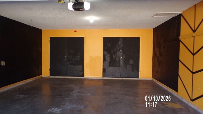 Building Photo - Fantasic Country Club West Home  1/2 OFF FIRST FULL MONTH'S RENT