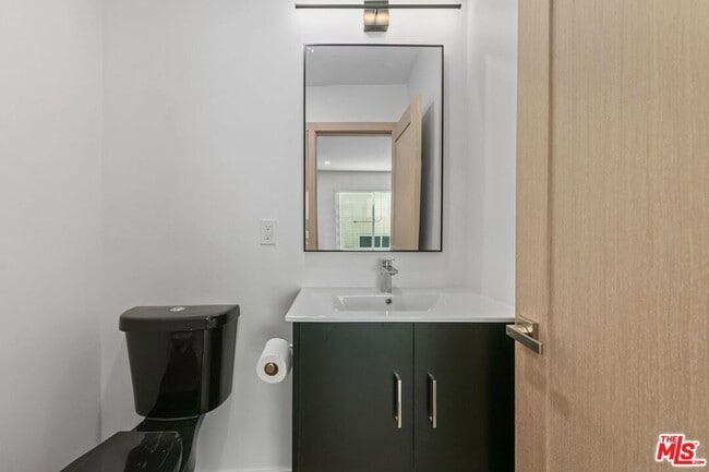 Building Photo - 2447 Beachwood Dr