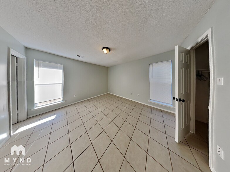 Building Photo - 3405 Laurel Dr