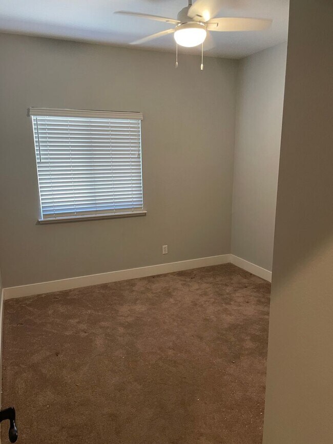 Building Photo - VERY NICELY UPDATED 3 BED, 2 BATHROOM, & 2...