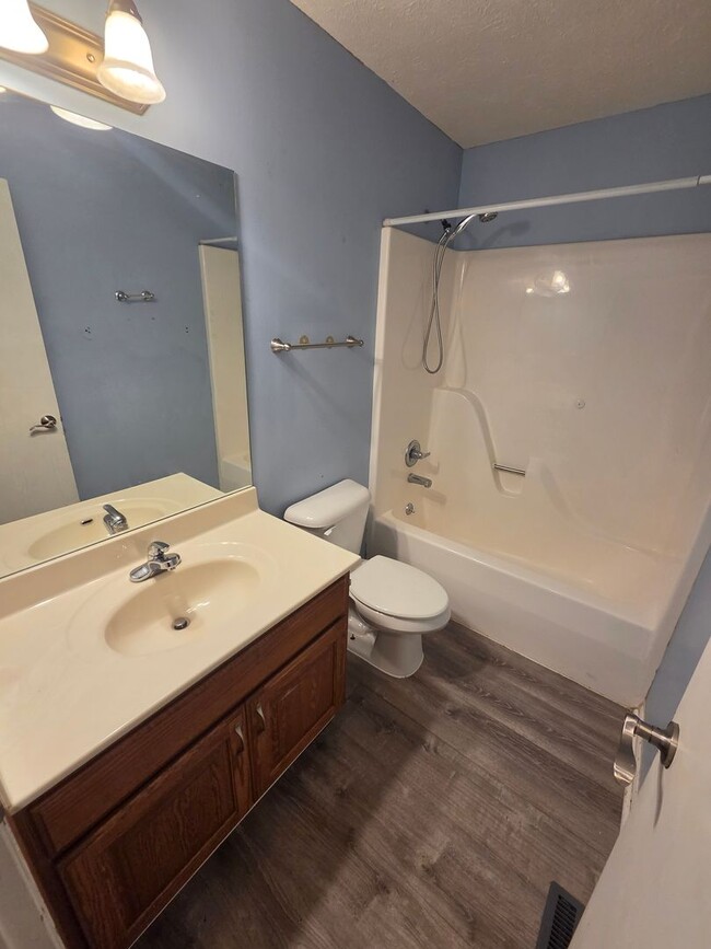 Building Photo - Large 4 Bedroom 3 Bath Single Family