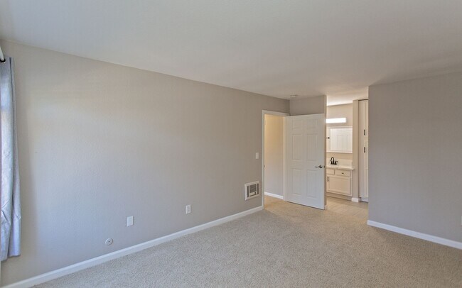 Building Photo - Lovely upstairs 2 bedroom Condo with Modern upgrades in Oceanside