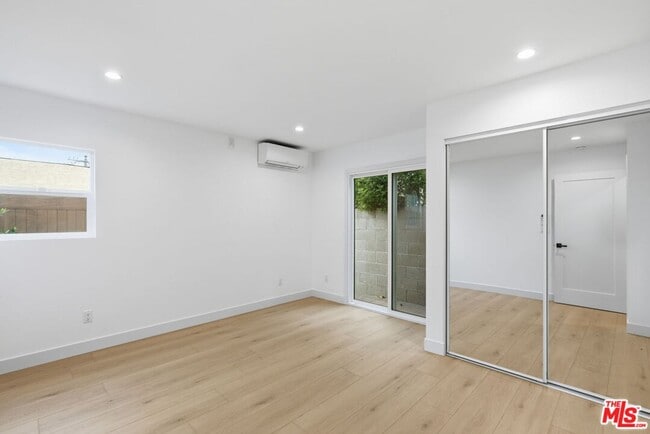 Building Photo - 3431 Edgehill Dr