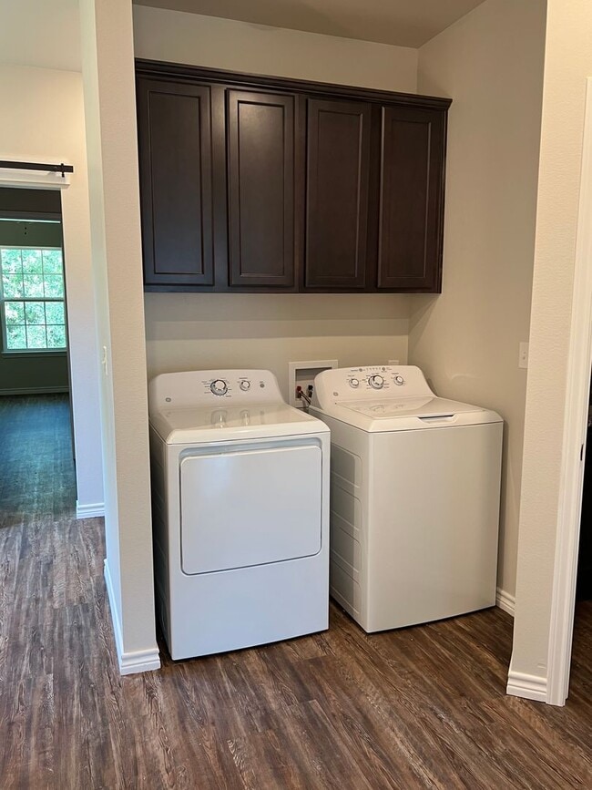 Building Photo - 127/129 Village North Circle