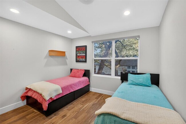 Building Photo - 3627 Stoneridge Rd