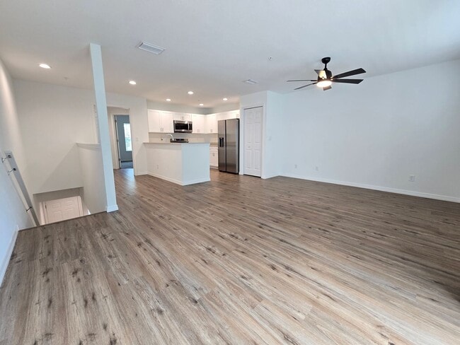Building Photo - Beautiful 2 bed/ 2 bath Townhome w/ Balcony, Garage & Community Pool