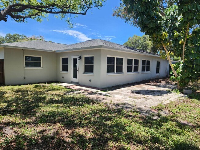 Building Photo - 3 Bedroom 2 Bath Spacious Home in Holiday Park