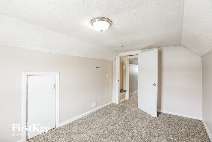 Building Photo - 900 Maple Ln