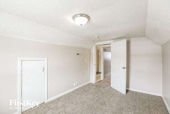 Building Photo - 900 Maple Ln