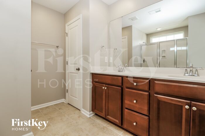 Building Photo - 213 Sugarberry Ln
