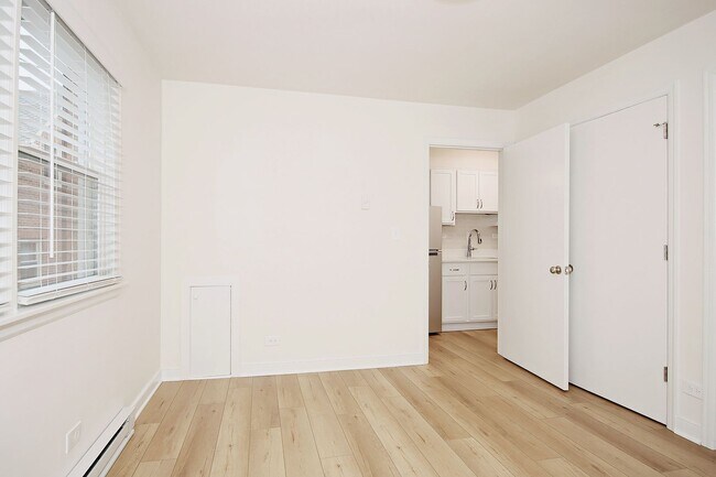 Building Photo - Student-Friendly 1BR Apartment Near The School of Data Science