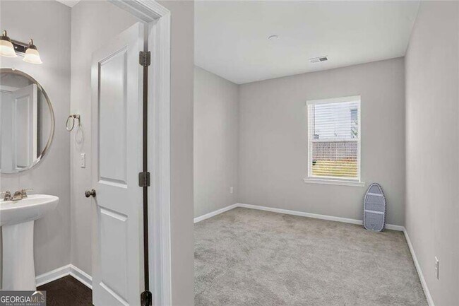 Building Photo - 616 Blue Ash Ct
