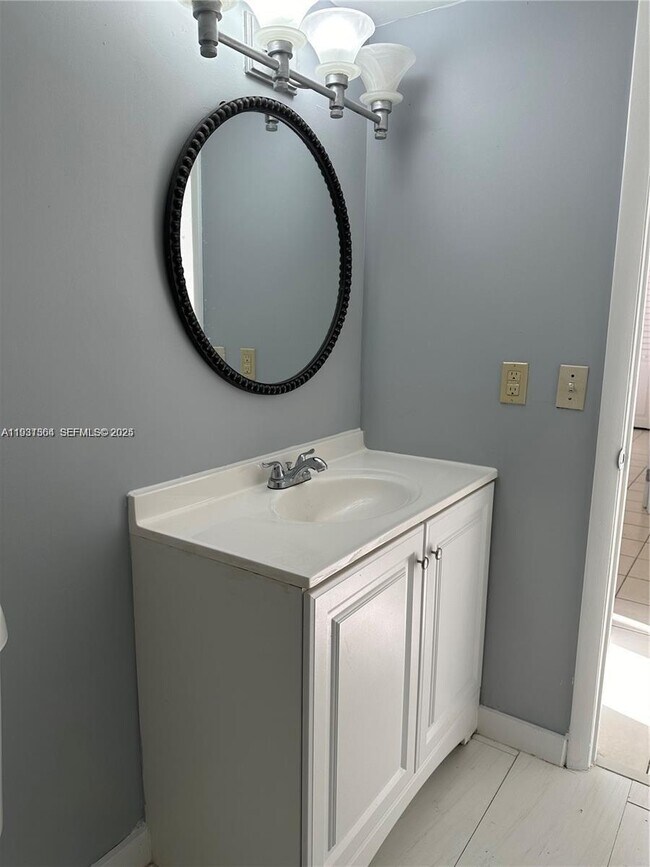 Building Photo - 1080 N Franklin Ave