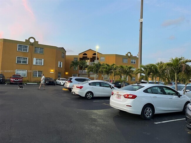 Building Photo - 9715 Fontainebleau Blvd