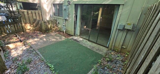 Building Photo - Townhome convenient to shopping and schools