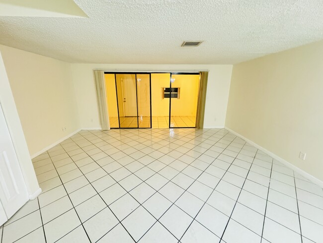 Building Photo - 8819 Springtree Lakes Dr