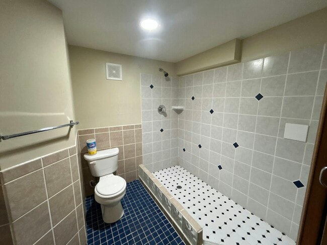 Building Photo - 215 Erhardt Dr