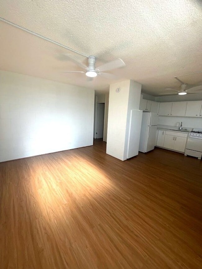 Building Photo - Renovated 2 Bedroom / 1 Bath in Honolulu