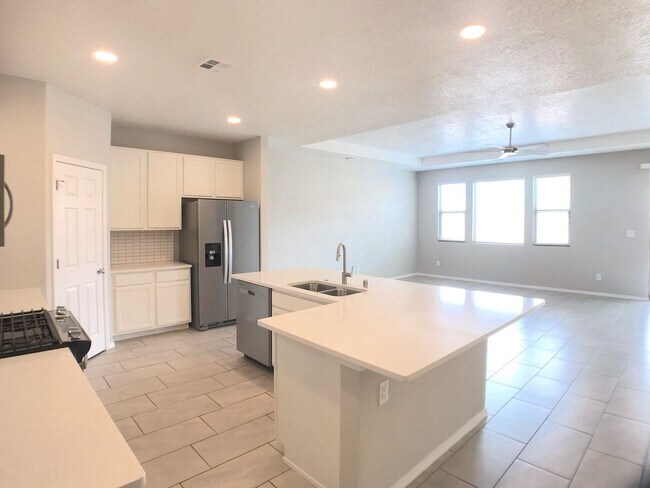 Building Photo - Los Lunas 3 bedroom! Tile Throughout! Refrigerated Air! Spacious living area