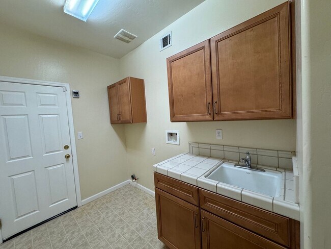 Building Photo - Four bedroom home in the Southwest!