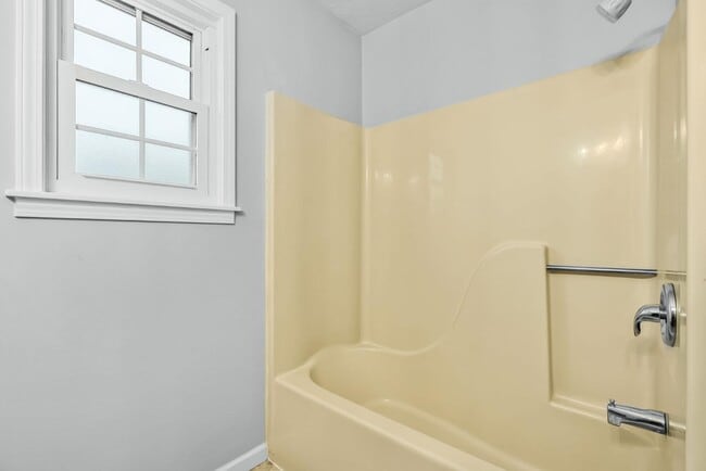 Building Photo - 215 Darrell Dr