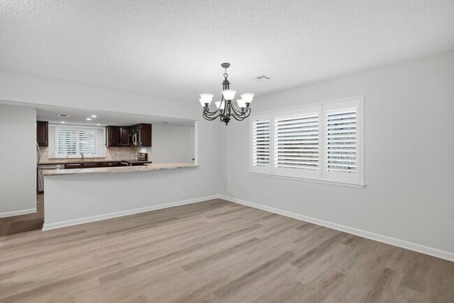 Building Photo - 1906 Hillingway St