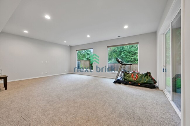 Building Photo - 4 BED & 2.5 SINGLE FAMILY HOUSE FOR RENT