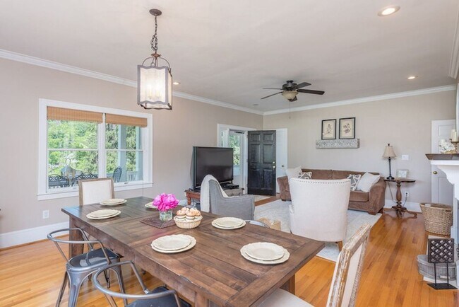 Building Photo - Weaverville Farmhouse Rental!