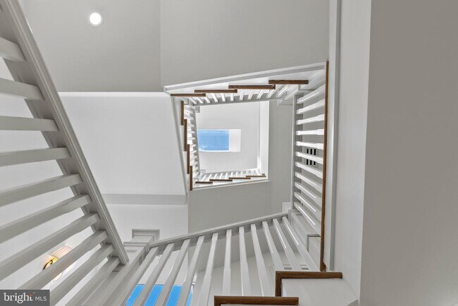 Building Photo - 2460 Ontario Rd NW