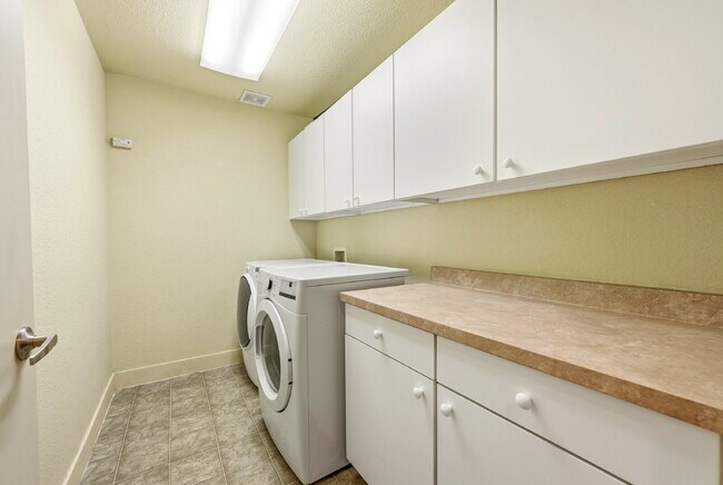 Building Photo - $2,595.95- 3 Bed, 3 Bath Townhome in Aurora with Central AC and In Unit Laundry!