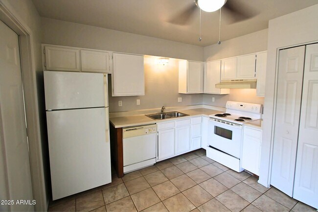 Building Photo - 4704 E Caballero St