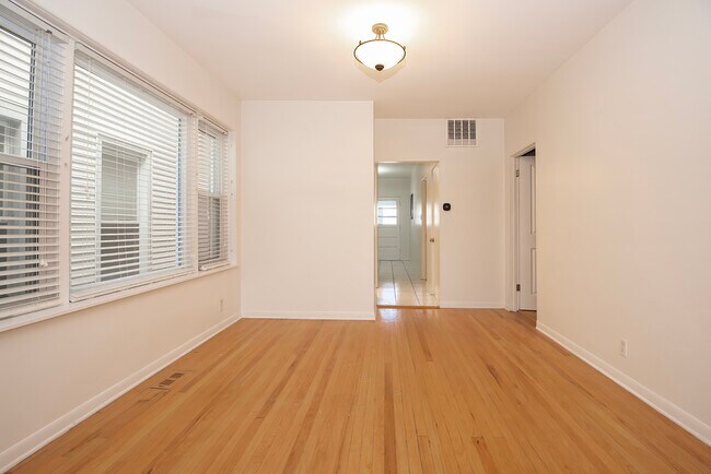 Building Photo - 3834 N Hermitage Ave