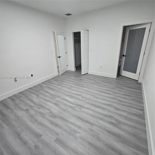 Building Photo - 4276 NE 26th Ct