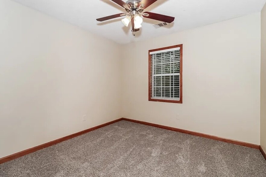 Building Photo - 3142 Country Lake Dr
