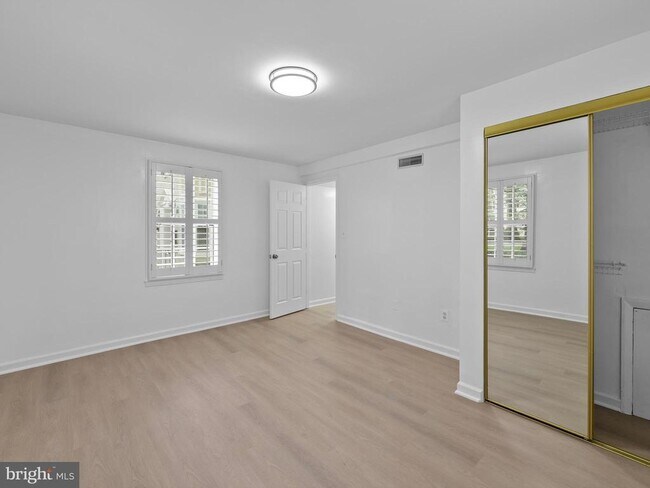 Building Photo - 708 S Arlington Mill Dr