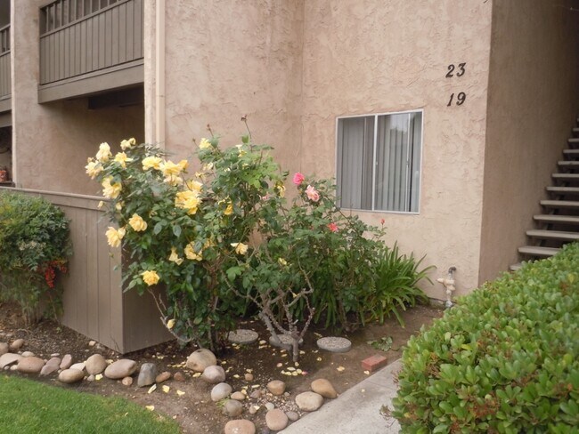 Building Photo - Excellent 2 bedroom 2 bathroom single story condo with private backyard.