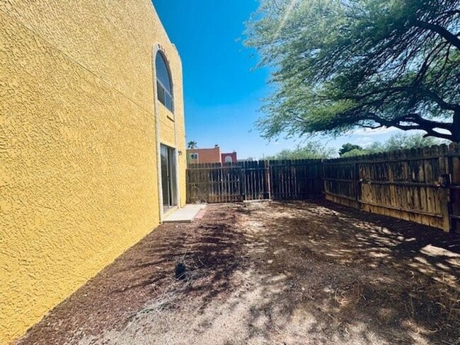 Building Photo - 2 Bedroom Central