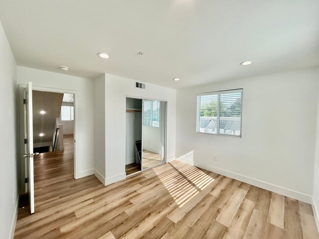 Building Photo - NewB La T 8418