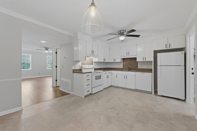 Building Photo - Charming Mount Pleasant Townhouse