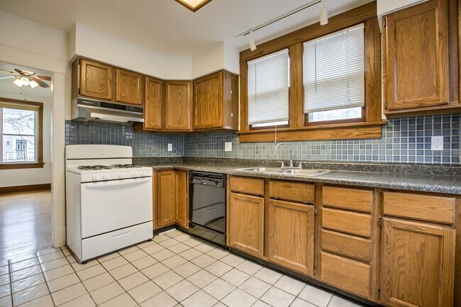 Building Photo - 1327 S 13th St